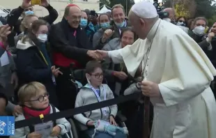 Papa Francisco saluda al Cardenal Barbarin en Asís. Foto: Captura video 