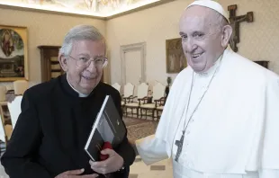 Papa Francisco con P. Jean Landousies. Foto: Vatican Media 