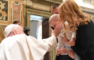El Papa Francisco con una familia durante la audiencia de este viernes 13 de mayo. Crédito: Vatican Media 