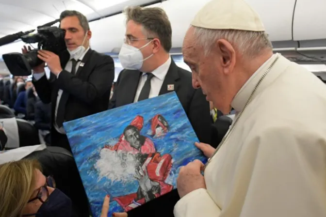 El Papa recibe esta conmovedora pintura de naufragio cerca de Malta