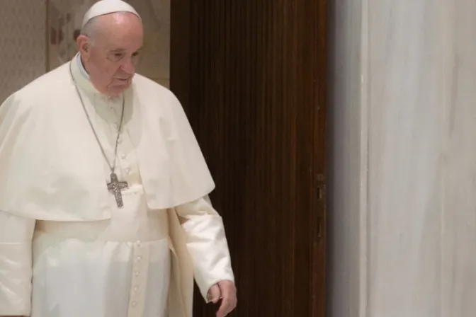 El Papa Francisco será intervenido por fuerte dolor en la rodilla