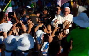 El Papa Francisco saluda a jóvenes. Foto referencial. Crédito: Daniel Ibáñez/ACI Prensa 