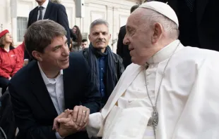 Papa Francisco saluda en el Vaticano a Alejandro Marius. Cortesía: Alejandro Marius Martínez 