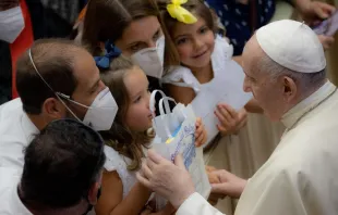 El Papa Francisco con una familia durante una Audiencia General. Crédito: Daniel Ibáñez/ACI Prensa 