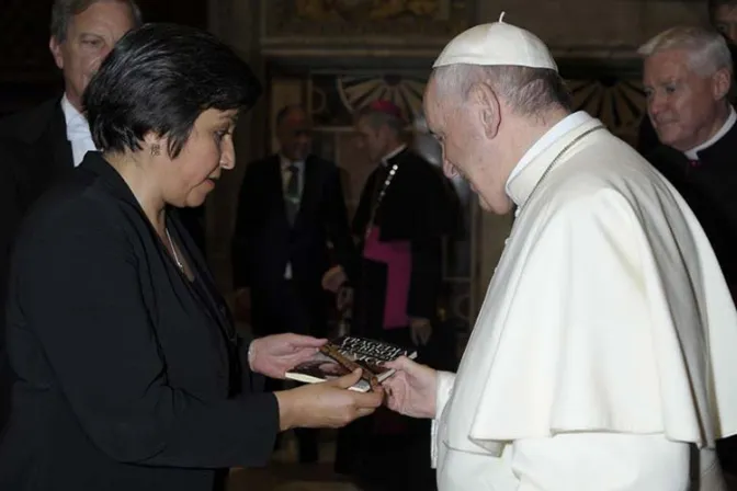 Papa Francisco recibe libro que recopila crímenes contra sacerdotes en México