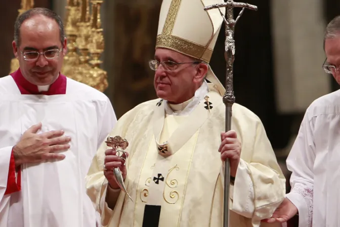 Papa Francisco recibe la Rosa de Plata durante Misa de la Virgen de Guadalupe en Roma