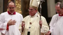 Papa Francisco sostiene la Rosa de Plata. Foto: Daniel Ibáñez / ACI Prensa
