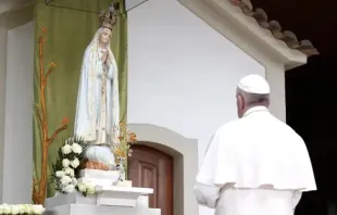 Imagen referencial. Papa Francisco reza ante la Virgen de Fátima. Foto: Vatican Media 