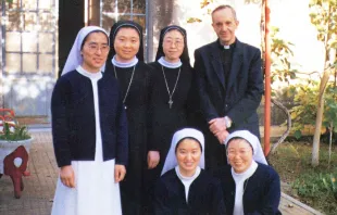 El Obispo Jorge Mario Bergoglio, ahora Papa Francisco, con un grupo de religiosas coreanas (Foto Centro Cultural Coreano en Argentina) 