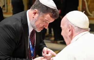 Papa Francisco saluda a judíos en el Vaticano. Crédito: Vatican Media 