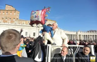 El Papa Francisco en la Plaza de San Pedro en el du00eda de su cumpleau00f1os (Foto L'Osservatore Romano) 