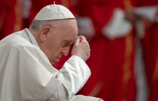 El Papa Francisco rezando en la Misa de Pentecostés. Crédito: Vatican Media 
