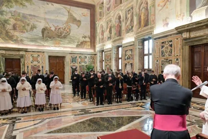 Papa Francisco pide a sacerdotes salir y no quedarse “atrincherados en la sacristía”  