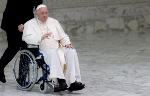 Papa Francisco en silla de ruedas. (Imagen de archivo). Foto: Daniel Ibáñez / ACI Prensa 