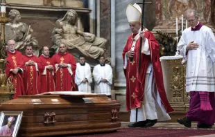El Papa Francisco en el funeral del Nuncio Apostólico de Argentina. Foto: Vatican Media / ACI 