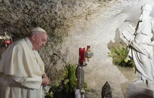Papa Francisco reza en la gruta de San Pablo en Malta. Foto: Vatican Media 