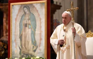 El Papa Francisco junto a imagen de la Virgen de Guadalupe. Crédito: Vatican Media 