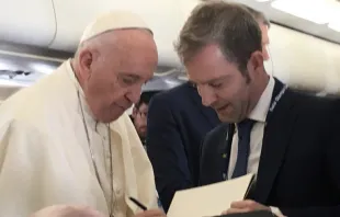 Imagen de archivo. Papa con periodista en 2016. Foto: Cortesía de Javier Martínez-Brocal 