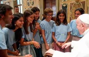 Papa Francisco con jóvenes en el Vaticano. (Imagen de archivo). Crédito: Vatican Media 