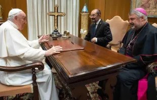 Audiencia del Papa Francisco con el Arzobispo de Zaragoza y Presidente de Aragón. Crédito: Twitter Javier Lambán  