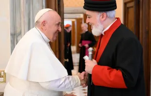 El Papa Francisco recibe a Mar Awa III en el Vaticano. Crédito:Vatican Media 