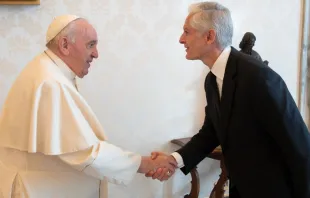 El Papa Francisco con gobernador Alfredo del Mazo. Crédito: Vatican Media 