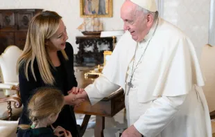 El Papa Francisco junto a Giorgia Meloni y su hija Ginevra. Crédito: Vatican Media 