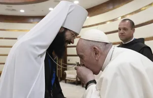 Papa Francisco con el Metropolitano Antonij de Volokolamsk. Crédito: Vatican Media 