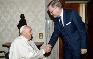 El Papa Francisco con el Primer Ministro de la República Checa, Petr Fiala. Crédito: Vatican Media 
