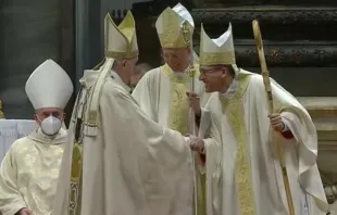 Papa Francisco saluda a los nuevos obispos. Foto: Captura video 