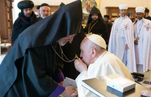 El Papa Francisco con sacerdotes y monjes de las Iglesias Ortodoxas Orientales. Crédito: Vatican Media 