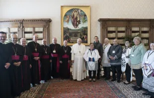 Papa con representantes indígenas y obispos de Canadá. Foto: Vatican Media 