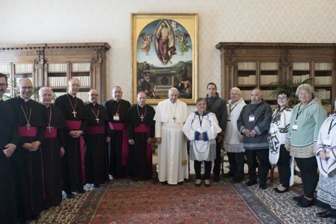 El Papa se reúne en el Vaticano con grupos indígenas y obispos de Canadá  