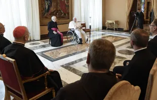 Papa Francisco recibe a la ROACO. Foto: Vatican Media 