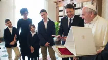 Papa Francisco y Matteo Renzi junto a su familia. Foto: L'Osservatore Romano.