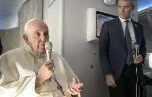 Papa Francisco en el vuelo de regreso de Bahrein. Crédito: Vatican Media 