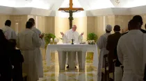 El Papa Francisco durante la Misa en la Casa Santa Marta / Foto: L'Osservatore Romano