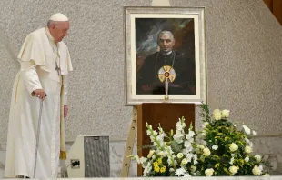 Papa Francisco junto a cuadro del nuevo santo Scalabrini. Crédito: Vatican Media 