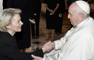 Papa Francisco con Ursula von der leyen. Foto: Vatican Media 