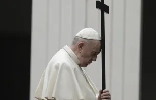 Papa Francisco en el Vía Crucis de 2020. Foto: Vatican Media 