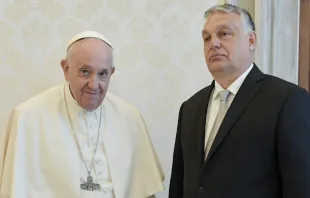Papa Francisco con Viktor Orbán en el Vaticano. Foto: Vatican Media 