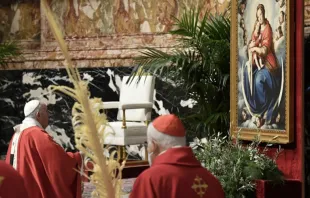 El Papa reza ante la Virgen en el Domingo de Ramos. Foto: Vatican Media 