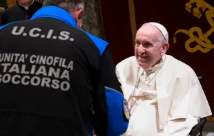 El Papa Francisco con los Voluntarios del Servicio Nacional de Protección Civil de Italia Crédito: Vatican Media 