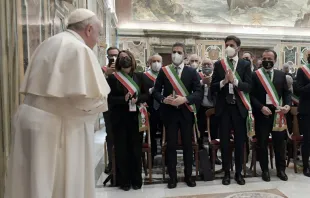 Papa Francisco con alcaldes italianos. Foto: Vatican Media 