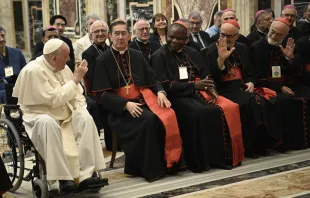 Papa Francisco recibe asamblea plenaria del diálogo interreligioso. Foto: Vatican Media 
