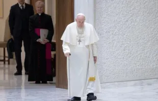 El Papa Francisco entrando para la Audiencia general. Crédito: Daniel Ibáñez / ACI Prensa 