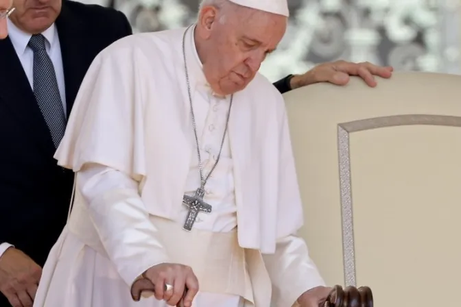 “La vergüenza debería caer sobre los que se aprovechan de la vejez”, asegura el Papa