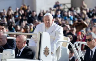 El Papa Francisco llega a la Audiencia General del 29 de marzo. Crédito: Daniel Ibáñez/ACI Prensa 