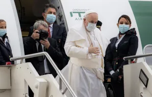 Imagen referencial. Papa Francisco subiendo a avión. Foto: Daniel Ibáñez / ACI Prensa 