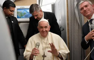 Papa Francisco en el avión de regreso de Canadá. Crédito: Vatican Media 